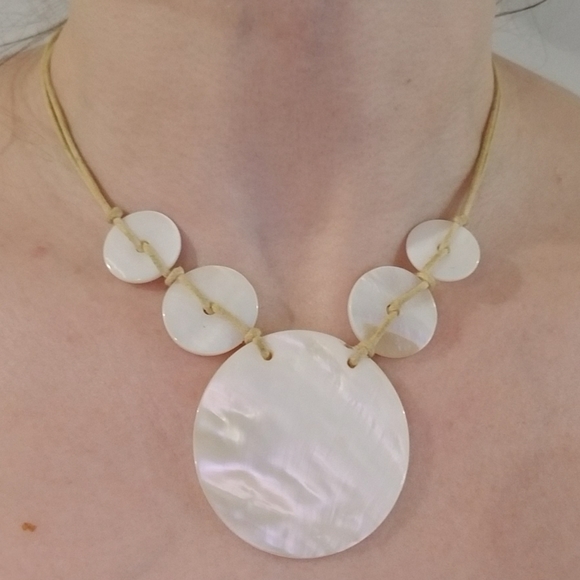 Mother of Pearl Seashell Necklace, 17" - Picture 5 of 5